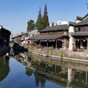 小央宝国际艺术:孩子绘画常从最熟悉、最感兴趣的事物入手。